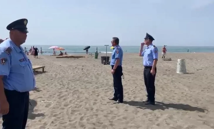 Sekuestrohen mbi 90 sete çadrash dhe shezlongësh të vendosura pa leje në Currila