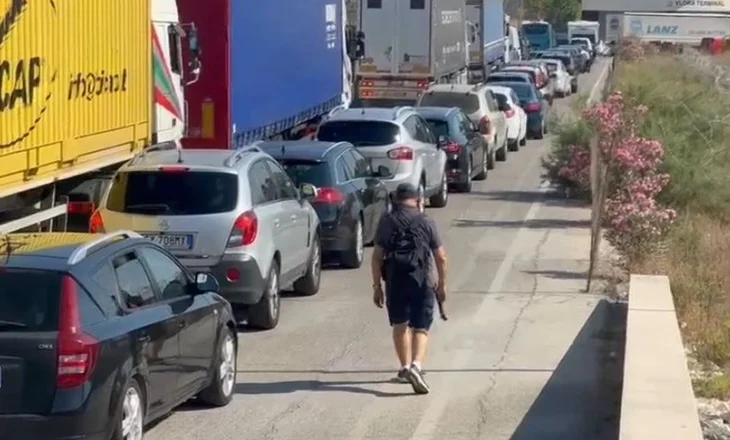 Sezoni turistik nis me vrull, qindra mbërritje në portin e Vlorës nga Italia