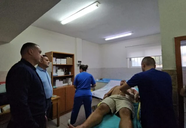 Shefi i komisariatit të Delvinës u dogj nga flakët, vizitohet në spital nga Drejtori i Policisë Ilir Proda