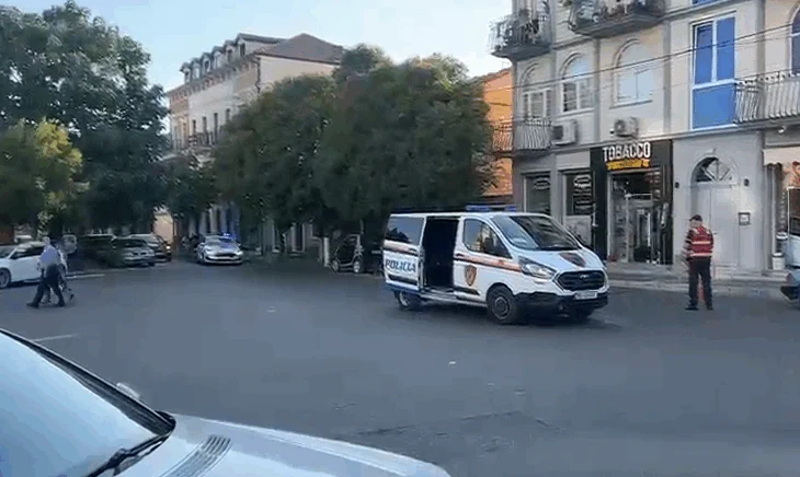 Sherr me thikë e sëpatë mes të rinjve në Shkodër, një i plagosur