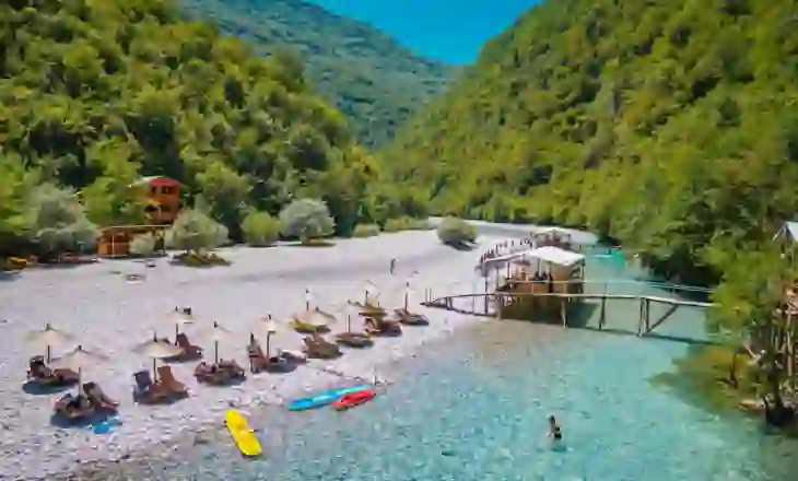 Sherr mes turistëve dhe biznesmenëve në zonën e ‘Lumit të Shalës’, plagosen rëndë dy persona