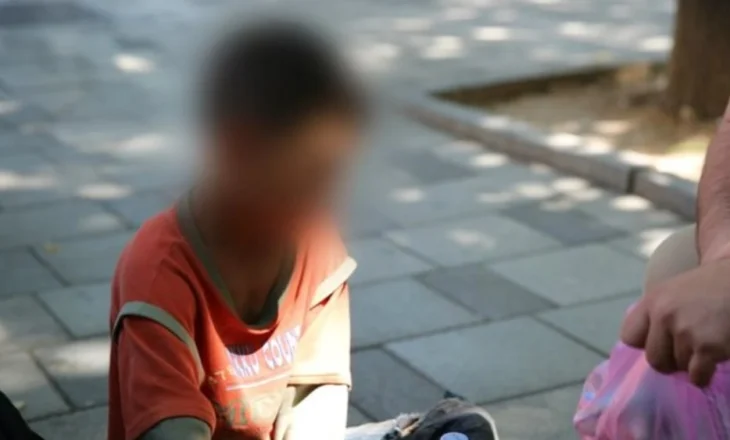 Shfrytëzonin fëmijët e tyre të mitur për të lypur në zonën e plazhit në Durrës, e pësojnë prindërit
