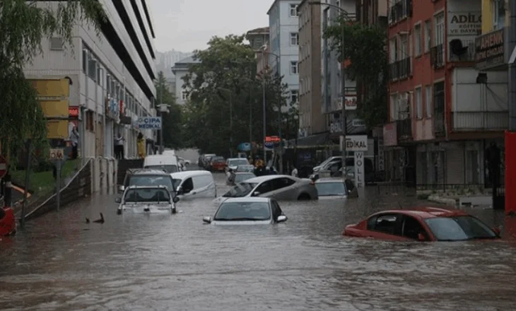 Shira të rrëmbyeshëm përfshijnë Ankaranë, evakuohen banorët