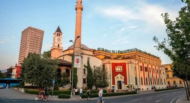 Shkarkimet te pushteti vendor, Instituti i Bashkive: Cenojnë autonominë e pushteteve