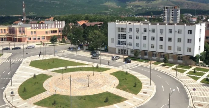 Shkarkohen 14 administratorë të njësive administrative dhe 2 nënkryetarë të bashkisë së Kukësit