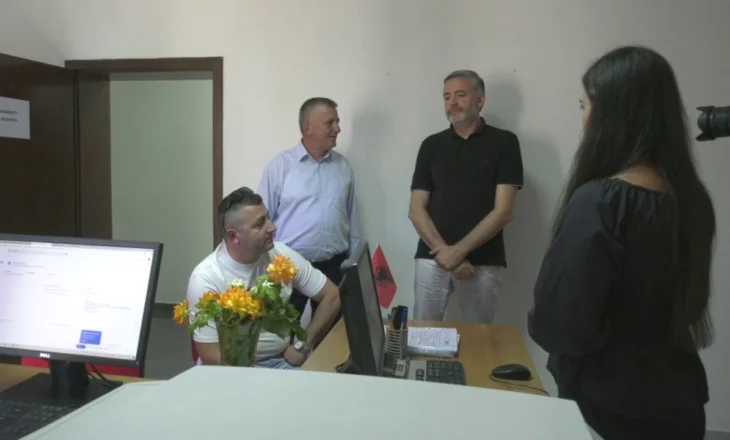 Shkarkohen të gjithë drejtorët e Bashkisë Dibër, Blendi Klosi ndjek nga afër procesin e shërbimeve të e-albania