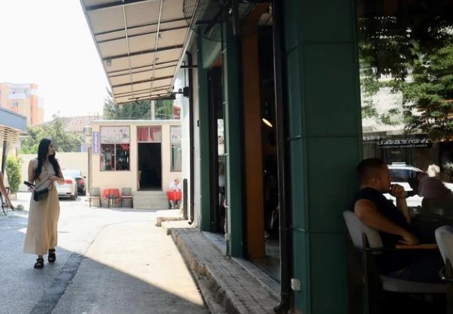 Shkodër, bizneset heqin strukturat metalike/ Hapësirat publike i kthehen qytetarëve