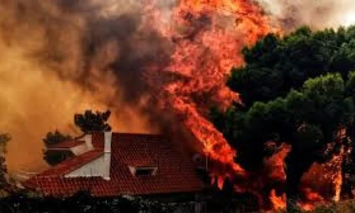 ‘Shkrumbohet’ Greqia/ Digjen disa banesa! Autoritetet sytë nga BE-ja, kërkojnë përforcime për të shpëtuar nga flakët