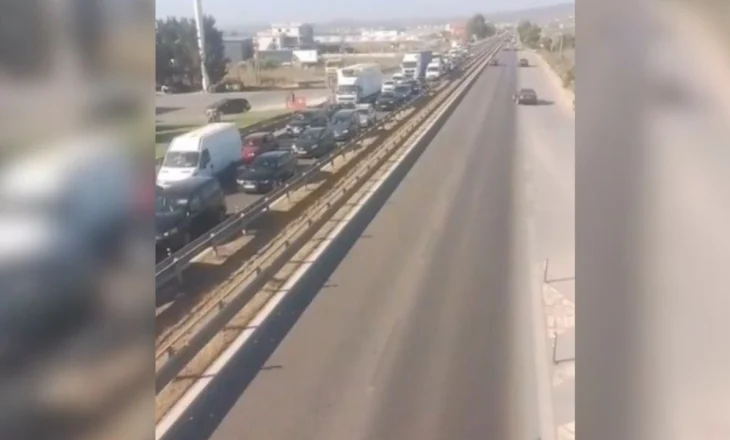 Shpërthen në flakë makina në autostradën Lushnje-Fier, “paralizohet” qarkullimi, shoferët bllokohen në trafikun kilometrik