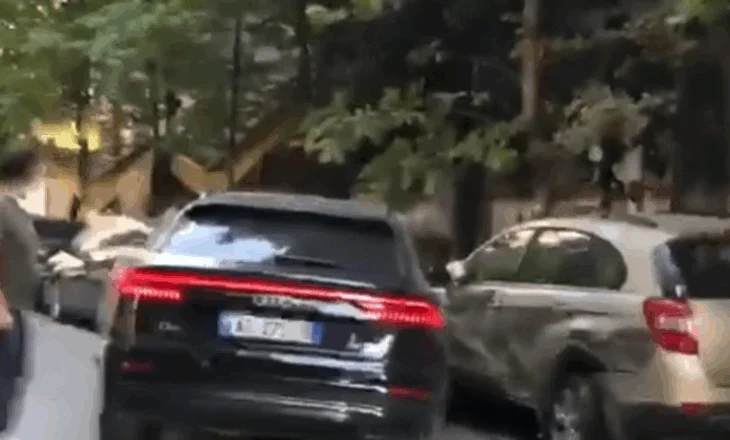 Shqiponja i vihet pas ‘Audi Q8’, përplasen 3 makina! Miku i ‘Sanços’ në pranga, tjetri ikën, armën e hodhën