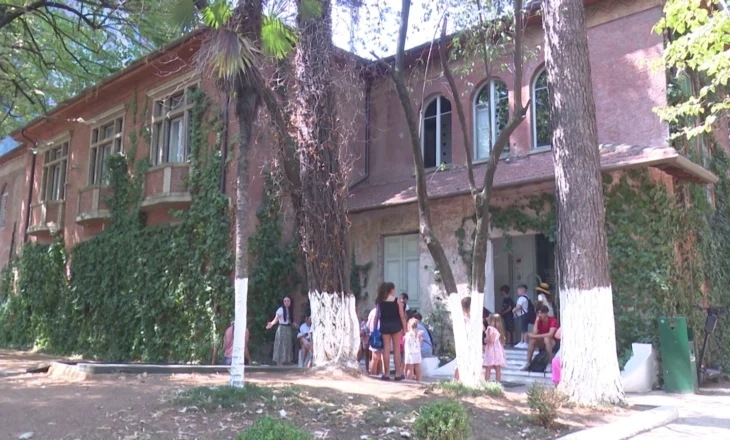 “Shtëpia me gjethe” tërheq turistët, të huajt njihen me historinë e ish-Sigurimit të Shtetit