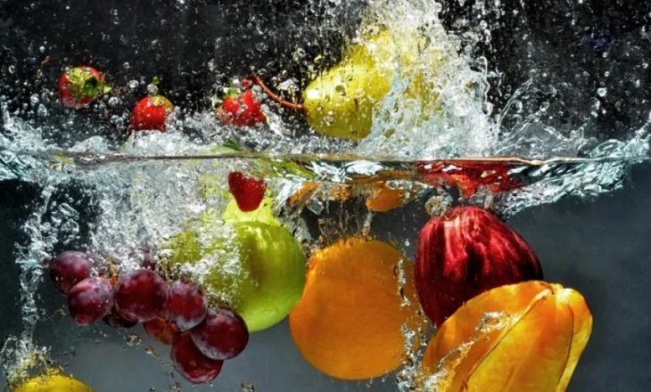 Shumë ujë dhe pak kalori, zbuloni 10 fruta dhe perime freskuese që e hidratojnë trupin
