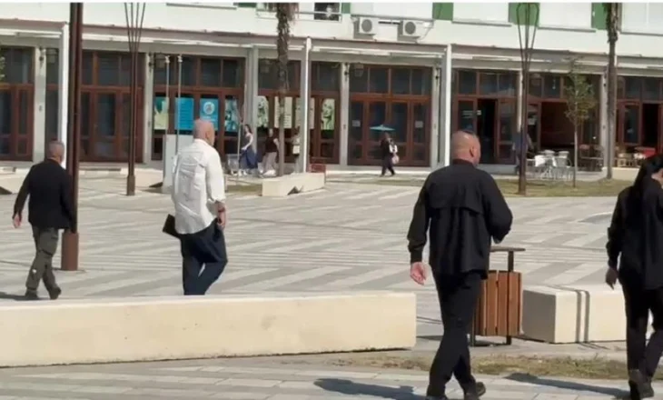 Si Kim Jong Un, i rrethuar me roje/ Pas tymit të mbeturinave, mbërrin në Vlorë edhe Rama, takim në Bashki