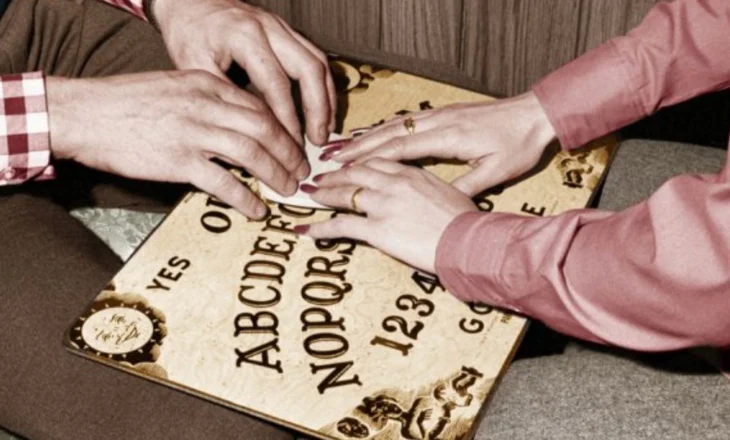 Si u krijua legjenda e tabelës Ouija, që mundëson “komunikimin” me ata që ndërruan jetë