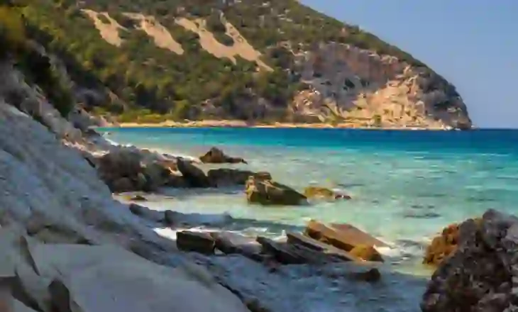 “Si Viaggia”: Vizitoni ishujt e Shqipërisë, mes plazheve magjepsëse, historisë dhe natyrës së egër