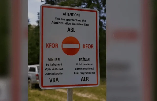 Siguri më e lartë/ KFOR vendos tabela të reja në kufirin Kosovë–Serbi