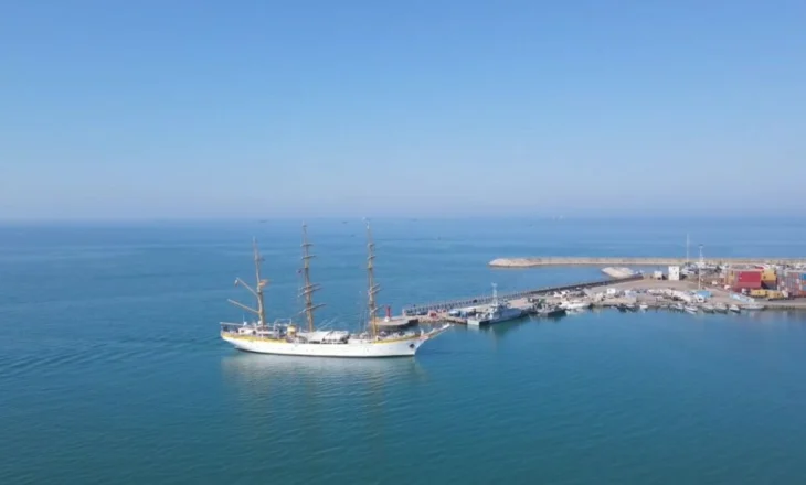 Simboli i traditës rumune, mbërrin në portin e Durrësit veliera “Mircea”