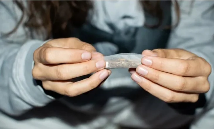 Sipas një psikiatri, ja çfarë i bën në të vërtetë kanabisi një truri në zhvillim