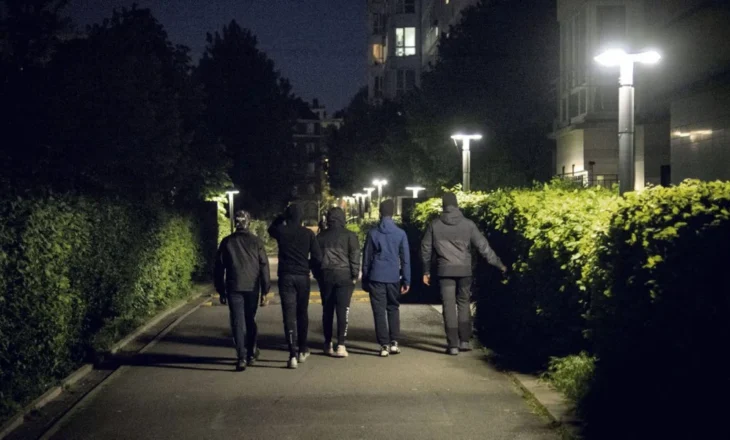 Sirenat po bien – Ora policore/ Qytetet franceze kufizojnë lëvizjen e adoleshentëve pas orës 23:00