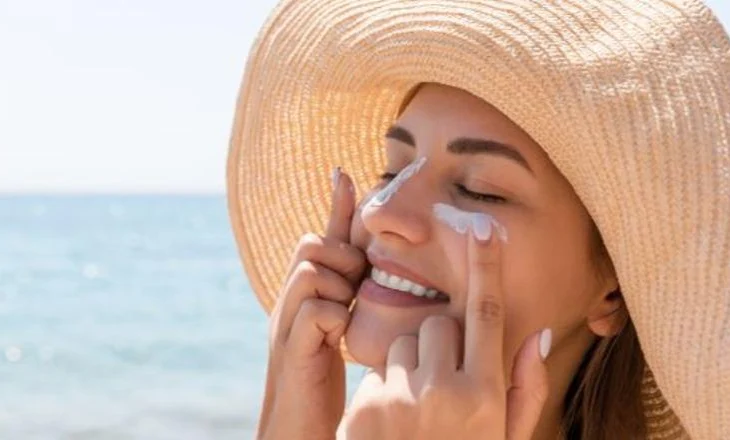 Situata delikate e temperaturave të larta, mjekja dermatologe apelon për kujdes të veçantë ndaj lëkurës