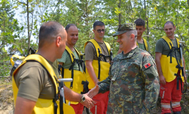 Situata e zjarreve, Kingji ndjek në terren operacionet për shuarjen e vatrave