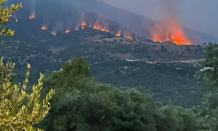 Situatë alarmante në Borsh, flakët jashtë kontrollit u afrohen shtëpive! Terreni i vështirë pengon punën e zjarrfikësve
