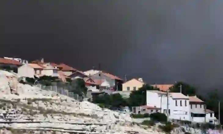 Situatë alarmante në Francë, zjarri i afrohet Marseilles/ Mbyllet aeroporti, ndërpriten lëvizjet me tren