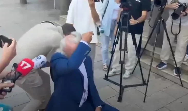 S’ka fund revolta! Avokati i njohur qeth flokët në oborrin e Kuvendit: Po na shkatërrojnë shtetin