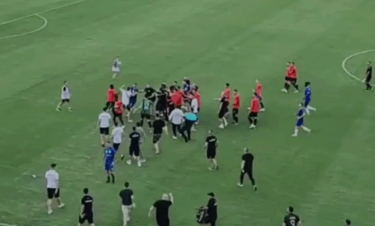 Skandal në Elbasan, sherr masiv mes futbollistëve pas përfundimit të ndeshjes