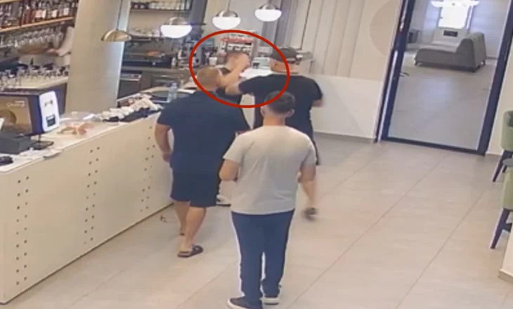 Skandal në mes të Vlorës – Kamarieri dhunohet në lokal nga efektiv policie dhe një person me precedent penal