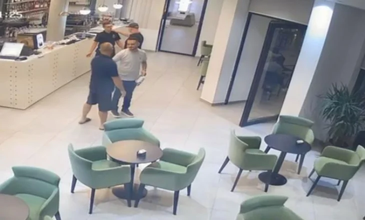 SKANDAL/ Polici dhe një person me të kaluar kriminale dhunojnë kamarierin, i riu: Çova një shishe ujë më shumë