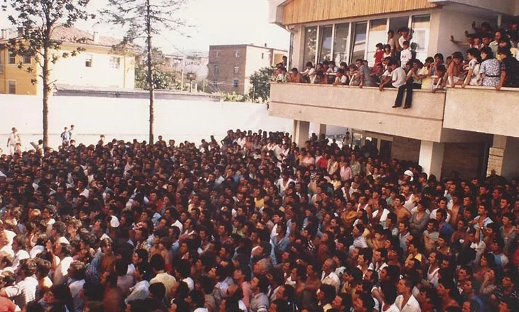Sot 35 vite nga 2 korriku 1990, dita kur liria mposhti frikën dhe ëndrra sfidoi diktaturën