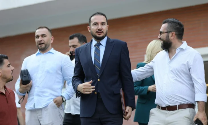 “Sot dola me kokën lart nga burgu i Fierit”, pasi u lirua nga qelia, Salianji: Kam vetëm një mendim që më udhëheq, të rikthejmë PD aty ku e meriton