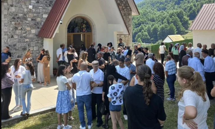 Sot në Kelmend tek kisha në Qafe të Predelecit, besimtarët e mbledhur në festën e Sh’ne Prenës!
