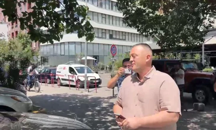 Sot seanca e pajtimit/ Paditi Xhelal Mziun për shpifje, Agron Malaj paraqitet në GJKKO