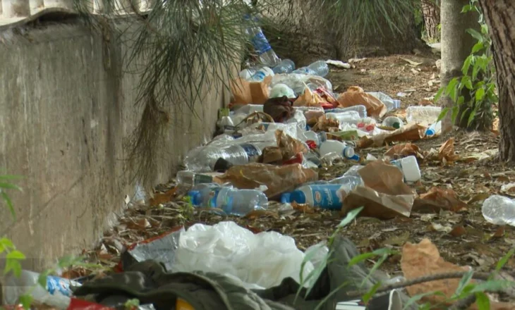 Spitali më i madh në vend “Nënë Tereza” mbulohet nga plehrat