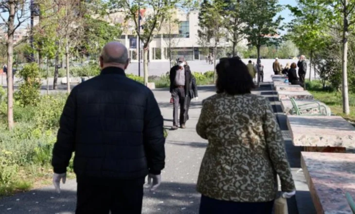 STATISTIKA –  Në fshat të moshuarit e gëzojnë pensionin së paku 7.3 vite më shumë se në qytet, ndikon cilësia e jetës