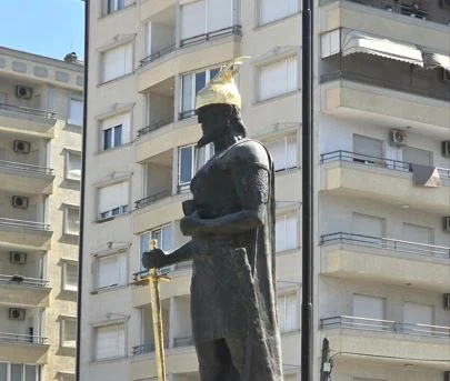 Statuja e Skënderbeut në Prizren lyhet me bojë të kuqe, reagime të ashpra dhe thirrje për protestë më 28 Nëntor