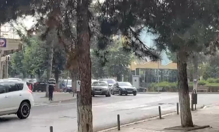 Stuhi ere dhe një vesë e lehtë shiu korriku në këtë qytet, por temperaturat mbeten të larta! Nesër priten reshje