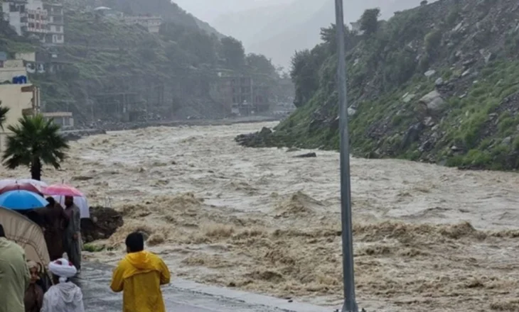 Stuhi shirash dhe furtuna në Pakistan, përmbyten disa zona, 50 viktima në 24 orët e fundit