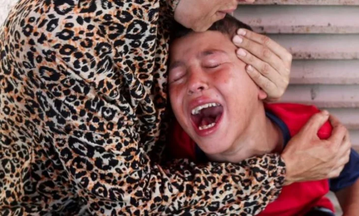 Sulmi ajror izraelit vret 10 fëmijë pranë një qendre mjekësore në Gazë