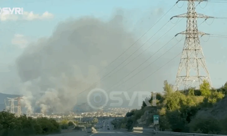 SYRI TV/ Elbasan, zjarr masiv në fushën e mbetjeve, flakët disa orë aktive pranë inceneratorit