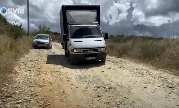 SYRI TV/ Shijak, fshati Eminas i Vogël me një rrugë plot me gropa, e amortizuar…