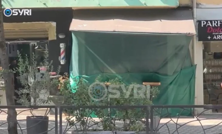 SYRI TV/ Shpërthimi me tritol tek Rruga e Durrësit – Kamerat ‘kapin’ autorin, erdhi me motor nga ‘Zogu i Zi’ e më pas u largua…