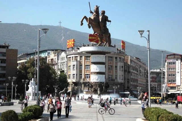 “Taksa për beqarët” ndez debat në Shkup, Mickoski paralajmëron masa