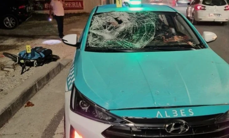 Taksia përplas biçikletën në Vlorë, plas grushti në rrugë pas ngjarjes