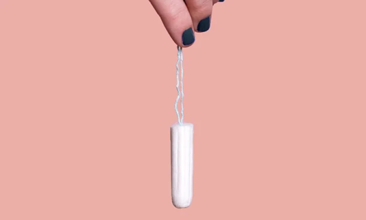 Tamponi në plazh? Ja çfarë duhet të bëni për të mbrojtur shëndetin tuaj