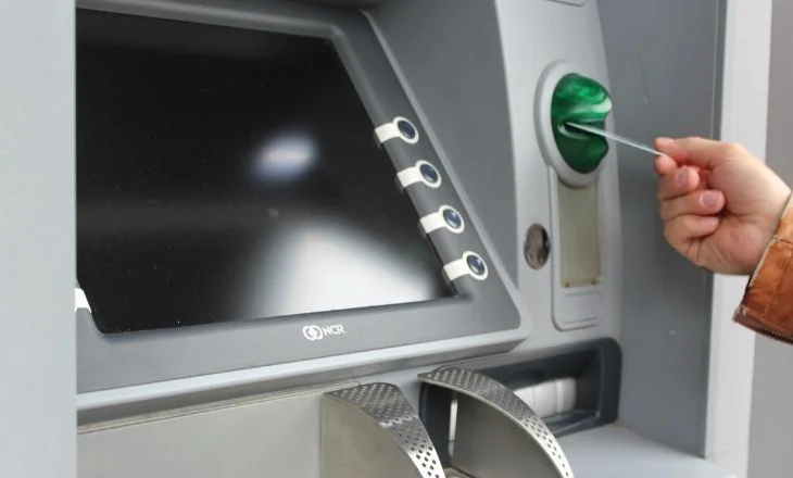 Tarifat që marrin bankat nga bankomatet në Sarandë/ Komisioni i konkurrencës i kërkon ndërhyrje BSH-së