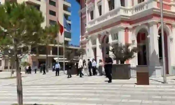 “Të gjithë drejtorët jashtë”/ Takimi me tone të ashpra në Bashkinë e Vlorës, zbardhet mesazhi i Ramës gjatë mbledhjes me dyer të mbyllura