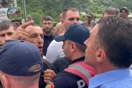 “Të ndalet aksioni”/ Vijon shembja e objekteve pa leje në Theth, IKMT e pranishme në terren, banorët protestojnë